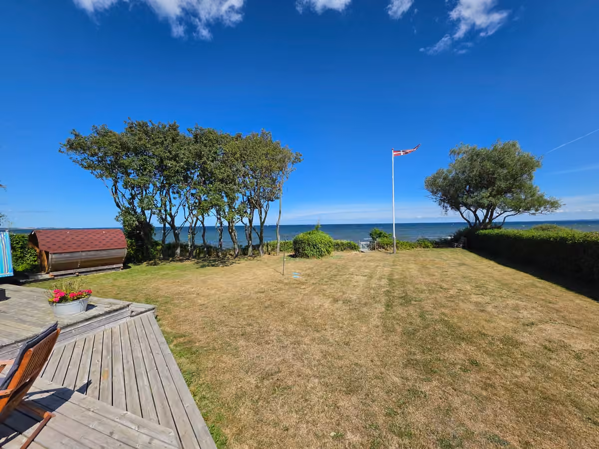 Haven og havudsigten set fra træterrassen